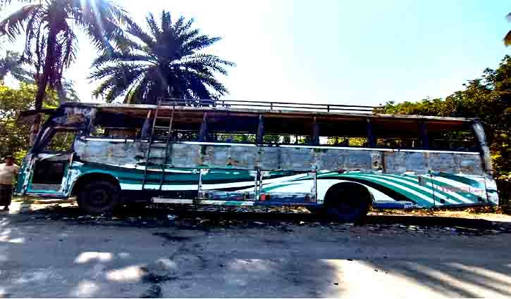 আমতলীতে গভীর রাতে বাসে আগুন, পুড়ে ছাই